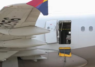 VIDEO | 12 heridos tras un pasajero abrir puerta de emergencia de un avión en pleno vuelo