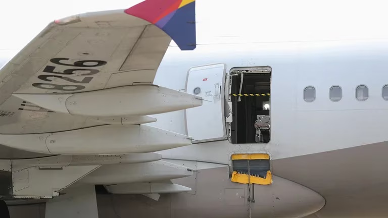 VIDEO | 12 heridos tras un pasajero abrir puerta de emergencia de un avión en pleno vuelo