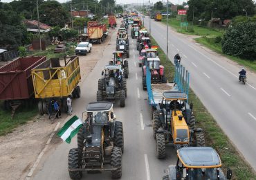 Agricultores en Bolivia protestan en tractores contra restricciones a venta de diesel
