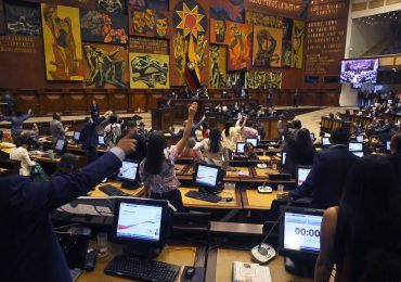 Congreso de Ecuador aprueba llamar a juicio político al presidente Lasso