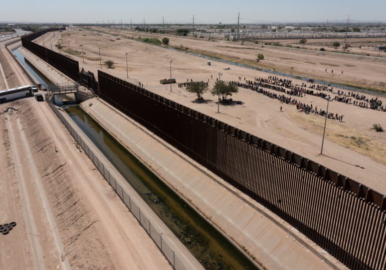 EEUU se prepara para un aumento inminente de migrantes en la frontera con México