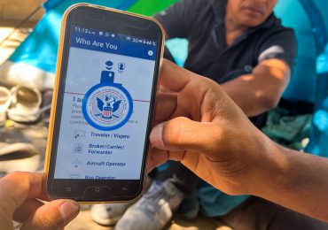 Aplicación para pedir asilo en EEUU, un "bingo" para migrantes en la frontera