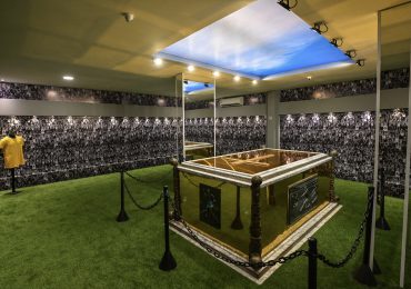 Césped sintético y ataúd dorado: el público descubre por primera vez el mausoleo de Pelé