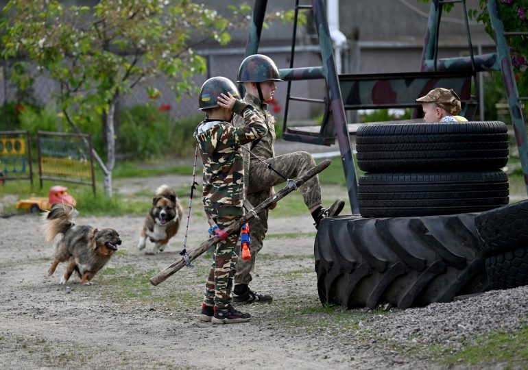 Jugar a la guerra, algo más que un entretenimiento para los niños ucranianos