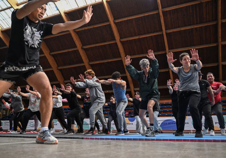 VIDEO | "Reaccionar para salvar tu vida": taller de boxeo tailandés para personas LGBT en Chile