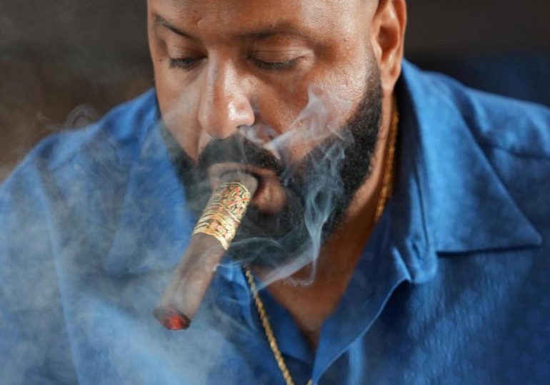 DJ Khaled celebra con un cigarro Arturo Fuente