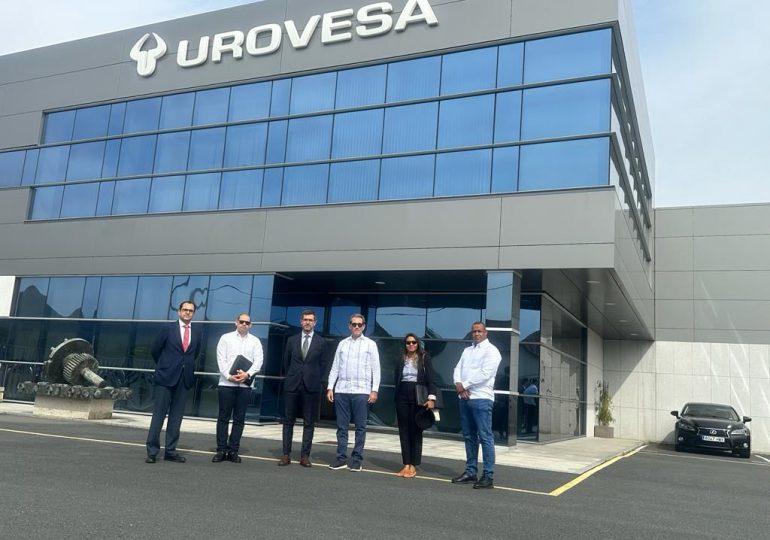 Ministro de Defensa visitó en España la empresa fabricante de vehículos militares UROVESA