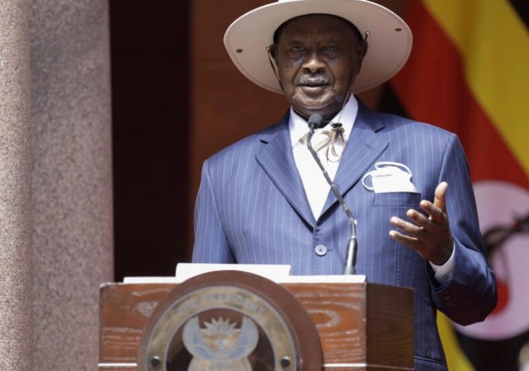 Uganda promulga controvertida ley que castiga las relaciones homosexuales