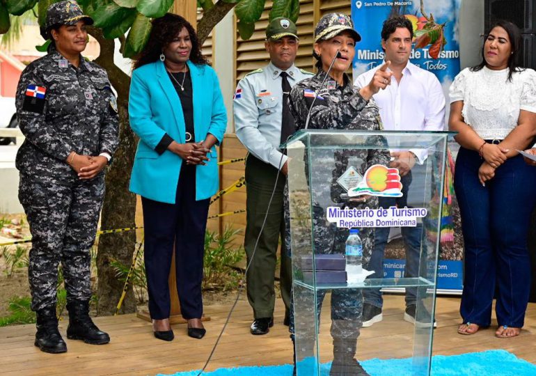 Ministerio de Turismo y PN realizan conferencia sobre violencia intrafamiliar en Guayacanes