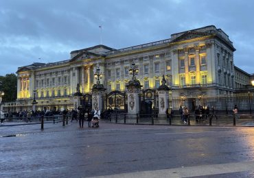 Detienen hombre sospechoso de estar armado afuera del Palacio de Buckingham