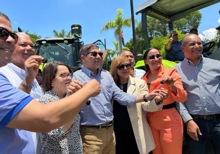 Ministerio de Agricultura entrega 15 tractores en Valverde y continúa programa de siembra masiva de alimentos