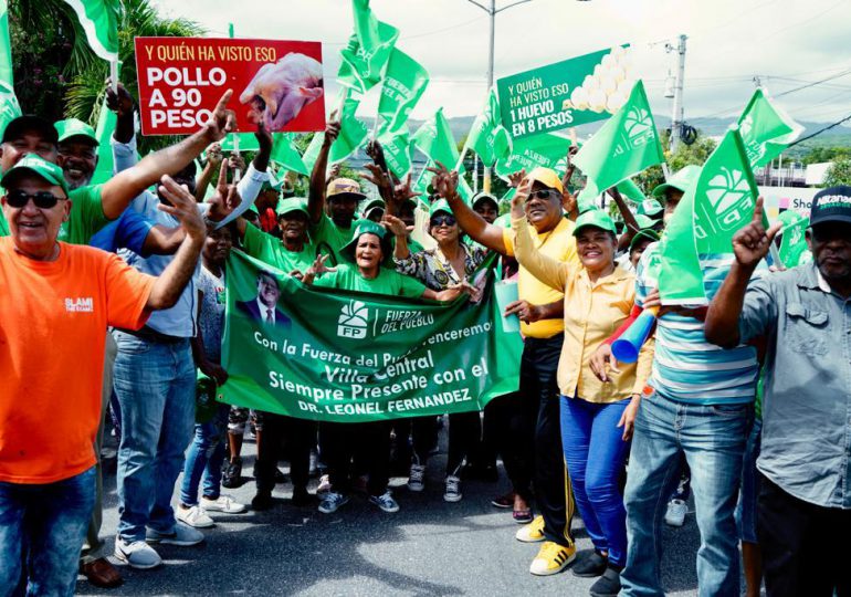 Barahoneros se tiran a las calles a recibir a Leonel Fernández