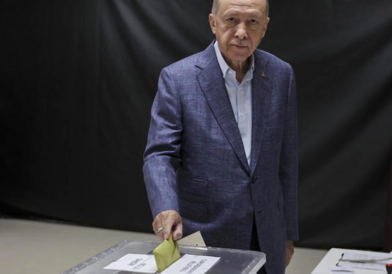 Cierre de centros de votación en Turquía, futuro incierto para Erdogan