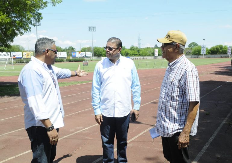 Ministro Camacho anuncia inicio de remozamiento de la pista de atletismo de Moca