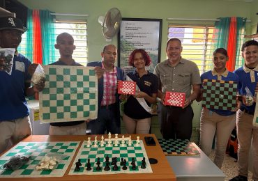 Entregan juegos de ajedrez y coordinan taller pedagógico en Liceo Profesor Simón Orozco de Invivienda