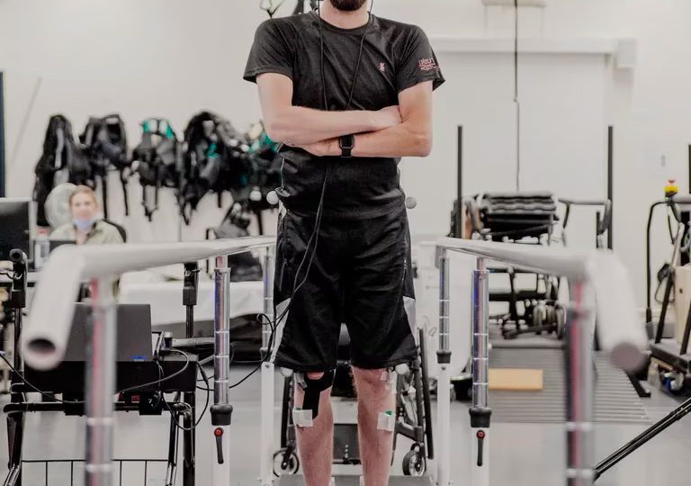 Hombre tetrapléjico vuelve a caminar gracias a un dispositivo cerebral entrenado con IA
