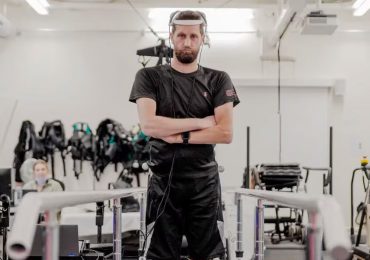 Hombre tetrapléjico vuelve a caminar gracias a un dispositivo cerebral entrenado con IA