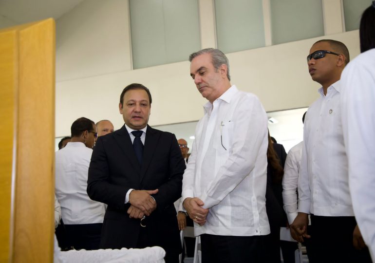 VIDEO | Presidente Abinader permaneció frente al féretro de Mélida Durán junto a Abel Martínez
