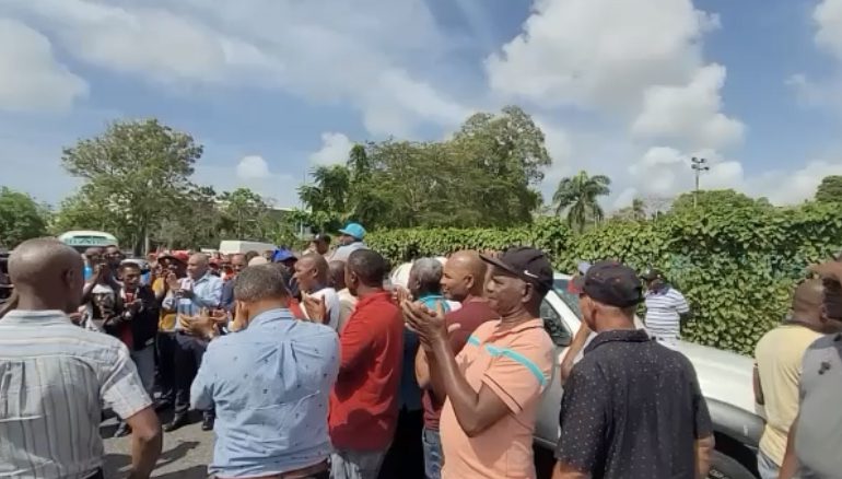 VIDEO | Productores de cebolla protestan por el pago monetario de más RD$ 200 millones