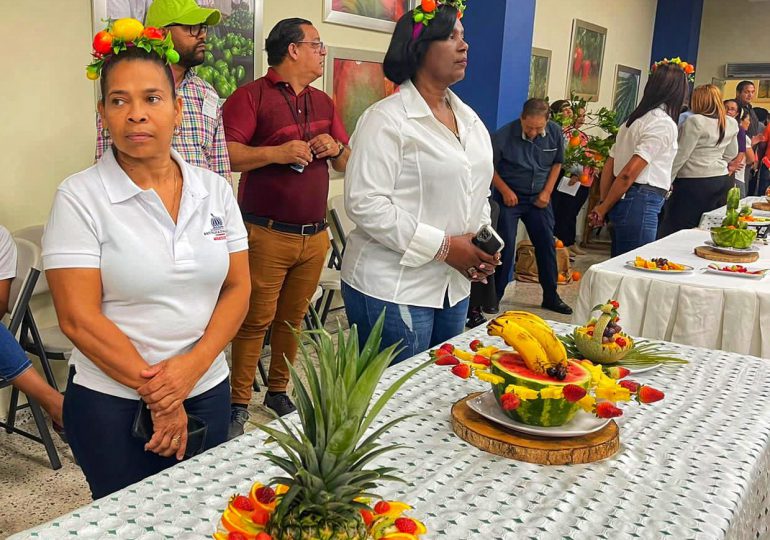 Ministerio de Agricultura celebra el día de las frutas con colorida exposición