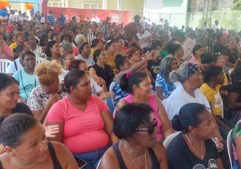 VIDEO | Neney Cabrera lleva felicidad con regalos a miles de madres del Distrito Nacional