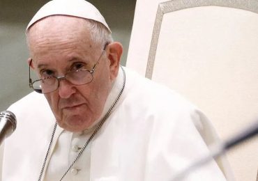 Enojo del Papa Francisco tras mujer pedirle que bendiga a su perro: "Señora, tantos niños con hambre y usted con su perrito"