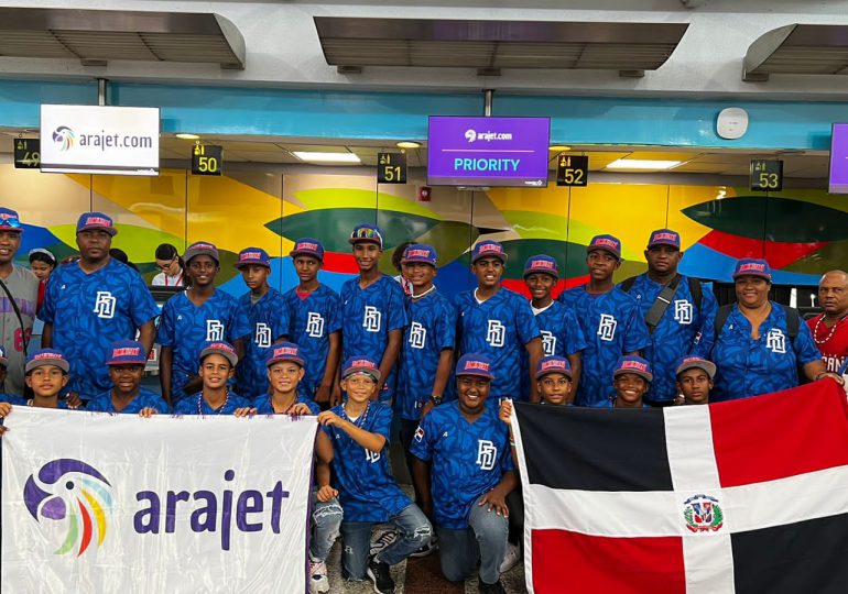 La selección nacional U12 parte en Arajet al Premundial de béisbol en México