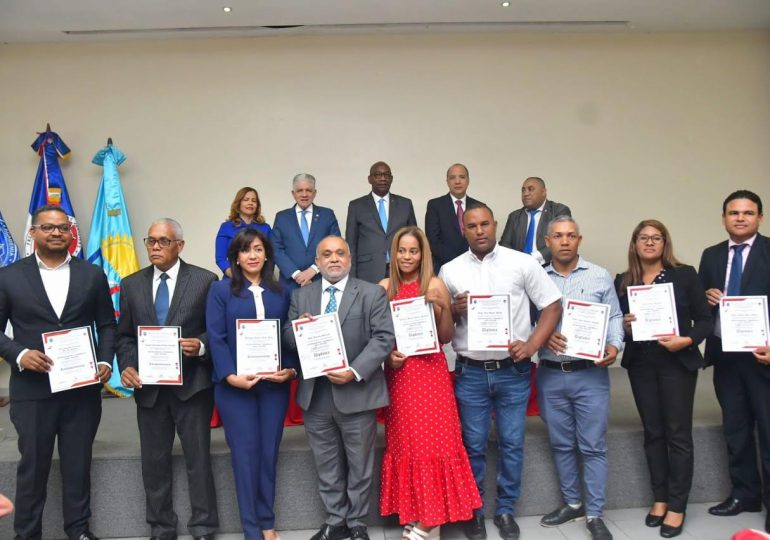 Partido Dominicanos por el Cambio y UASD gradúan 65 estudiantes en diplomado gestión municipal