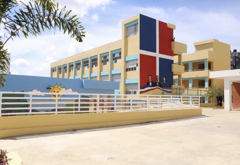 VIDEO | Presidente Abinader inaugura escuela en el sector Los Guaricanos
