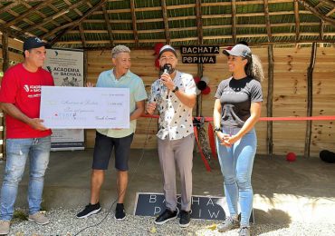 Bailarines Rudi López y La Alemana entregan donativo destinado a construir salón de baile en Puerto Plata