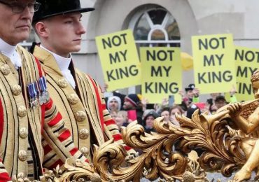 "¡Abajo la corona!" gritan los manifestantes antimonárquicos en Londres