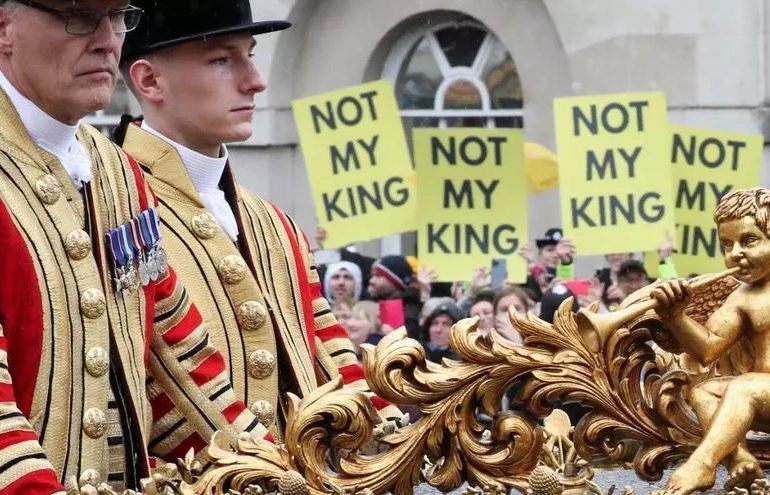 "¡Abajo la corona!" gritan los manifestantes antimonárquicos en Londres