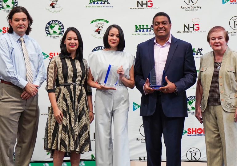Colegio Bilingüe New Horizons reconoce a periodistas José Monegro y Marta Queliz  