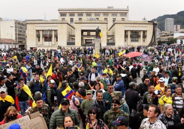 Cientos de exmilitares protestan en Colombia contra el gobierno de Petro
