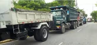 René Mateo conversa con camioneros de San Cristóbal sobre la importancia de apegarse a las normas ambientales 