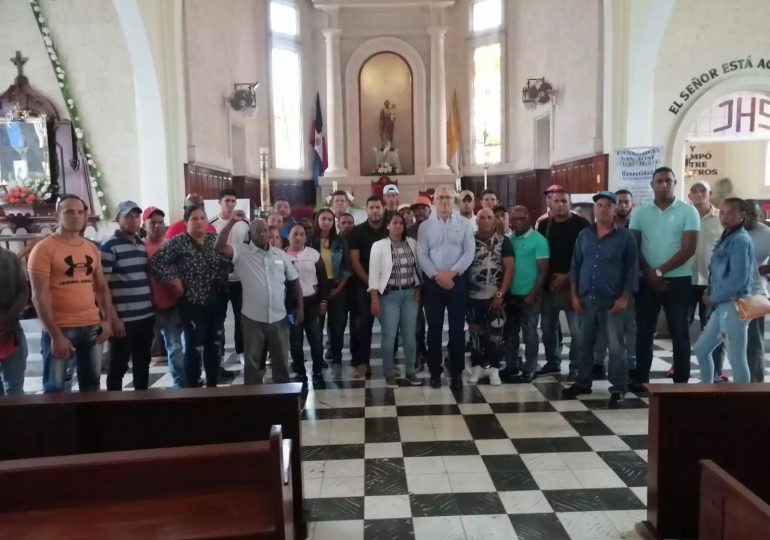 Moradores de “El naranjal” ocupan templo católico de Ocoa; exigen el arreglo de la carretera