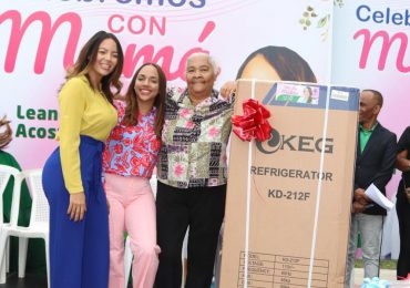 VIDEO | Regidora Tayluma Calderón y Leandra Acosta llenan de alegría corazones a mujeres SDE en el "Día de las Madres"