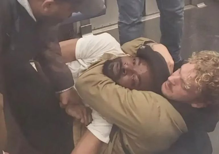 VIDEO | Dramático momento en el que fallece asfixiado mendigo en metro de Nueva York