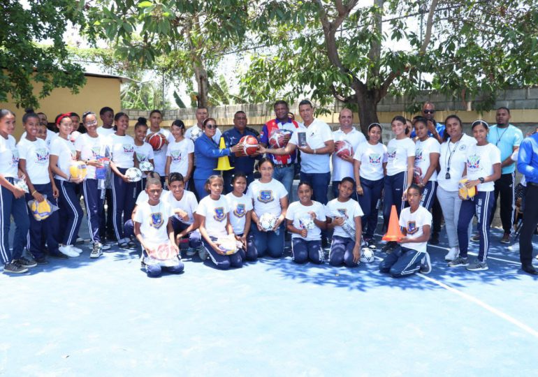 INEFI entrega cuatro canchas remozadas y utilería deportiva a centros escolares de Barranca, La Vega