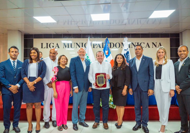 VIDEO | Ministro Paliza recibió reconocimiento de la Asociación Dominicana de Regidores