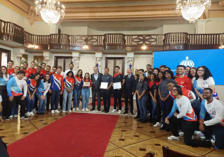 Presidente Abinader recibe ganadores del NASA Human Explorer Rover Challenge y promete completar becas