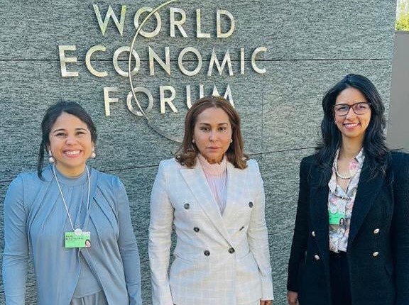 Ministra de la Mujer resalta ante el Foro Económico Mundial políticas y programas para reducir la brecha de género
