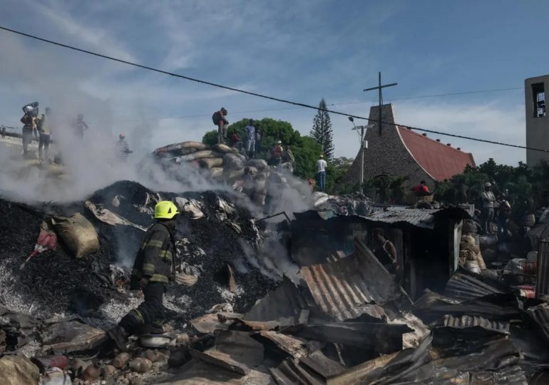 Mercado público es devastado por incendio en Haití