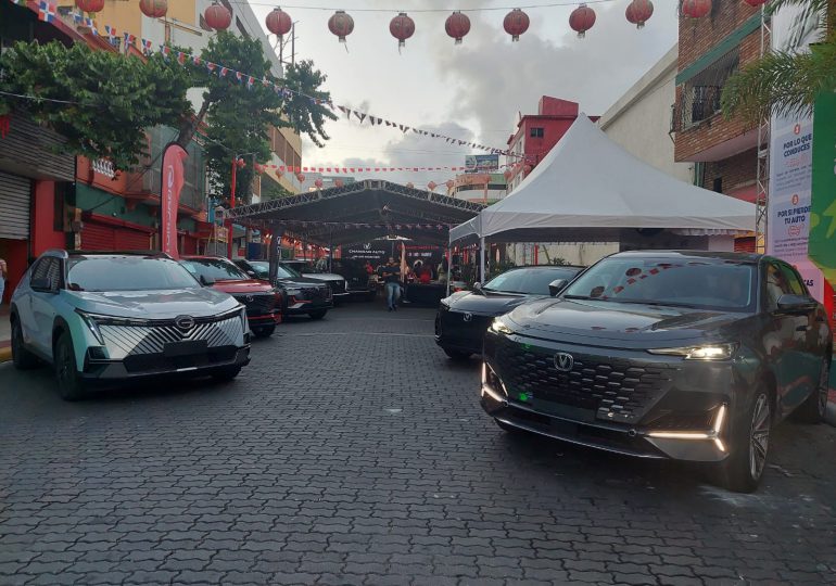 Inauguran Feria de Autos pro-recaudación de fondos para remozamiento del Barrio Chino