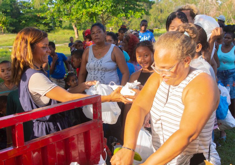 Nati Ruiz Casado logra que la Ciénaga de Cabarete clasifique botellas plásticas para ser recicladas por Nuvi Pet