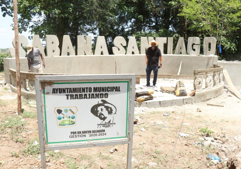 Alcaldía municipal de Dajabón continúa trabajos en parador fotográfico y espacio recreativo