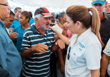 Carolina Mejía se reúne con comunitarios de Los Guandules