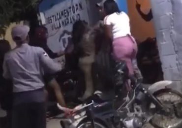 VIDEO | Pelea entre mujeres termina en trifulca contra agentes policiales y destacamento Villa Naranjo en SDE