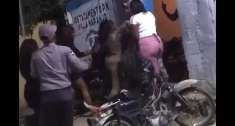 VIDEO | Pelea entre mujeres termina en trifulca contra agentes policiales y destacamento Villa Naranjo en SDE