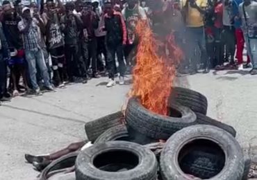 VIDEO | Atropellan a bandidos fallecidos e incendian con neumáticos en Haití